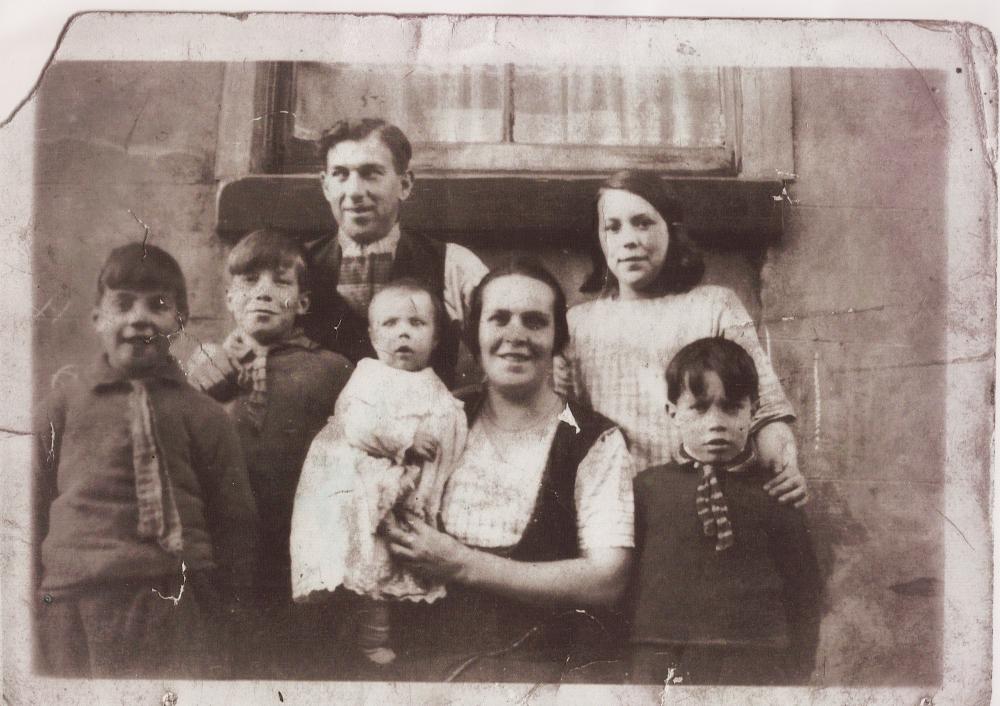 The Blan family out side 8 Longshoot about 1929