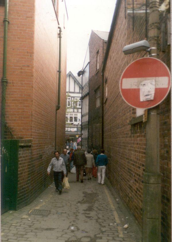 Entry (name unknown) that ran between Hope Street and Standishgate.