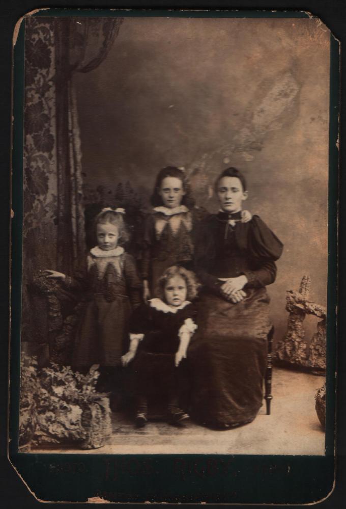 Annie, Minnie, Edith and Clara Thompson 