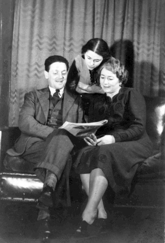Norman Holland, his daughter Margaret "Peggy" and his wife Beatrice "Beatty" née Gore, c1941.