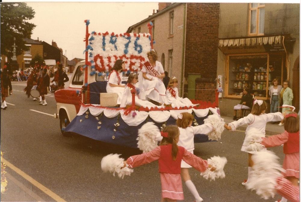 06-08-1977. Standish Carnival Procession.