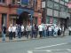 Drinkers come out of Harry's Bar to watch.. (86K)