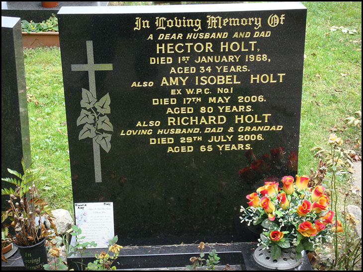 Amy Holts grave