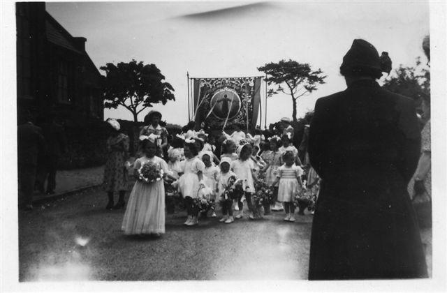 Walk Sunday procession from the school in Back Lane, Holland Moor.