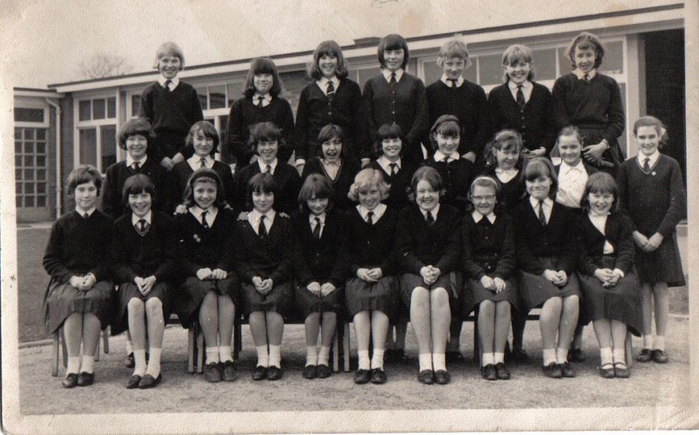 SCHOOL CLASS PHOTO GOLBORNE GIRLS SECONDRY MODERN 1965