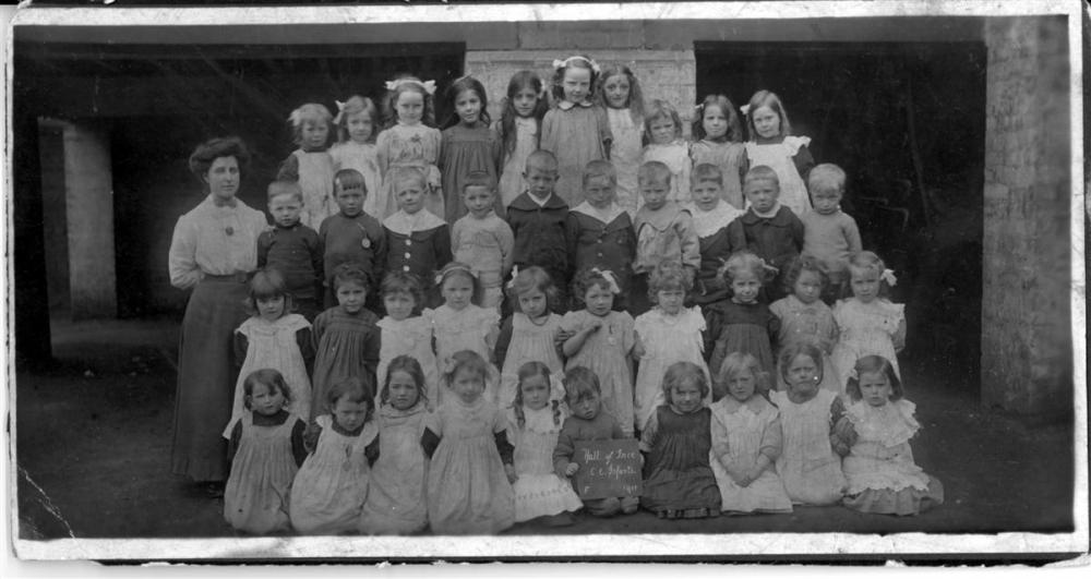 1911 - Hall of Ince CE Infants F - school class photo