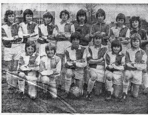 ASHTON - IN - MAKERFIELD SECONDARY SCHOOL FOOTBALL TEAM 2ND YEAR 1976