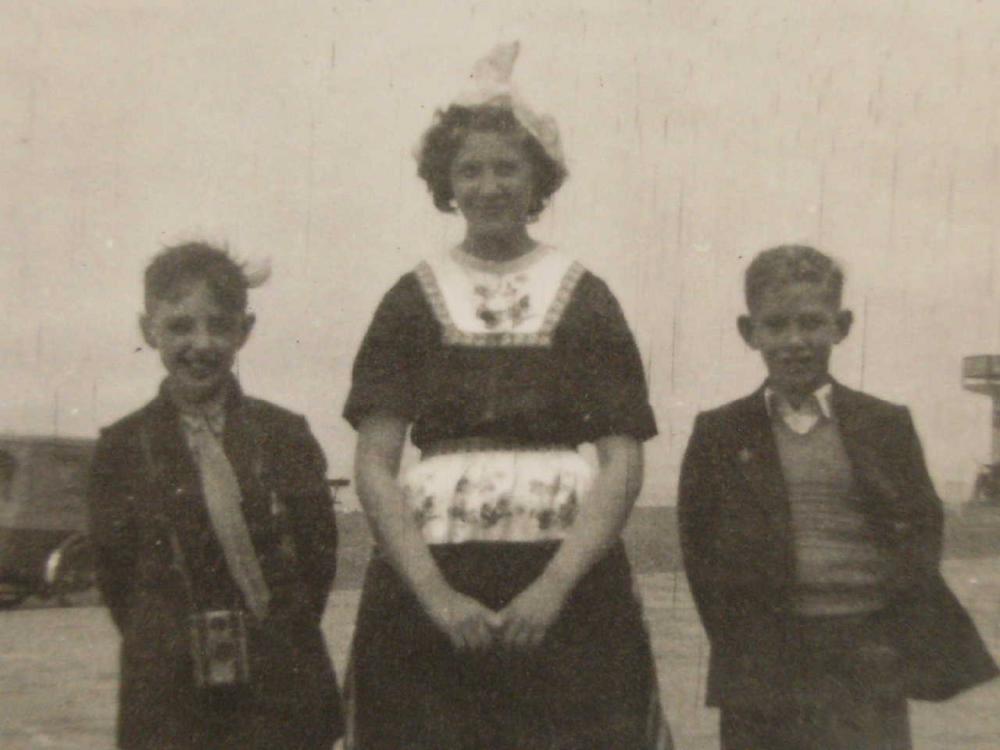 Two pupils and a Dutch lady happy to pose for the camera.