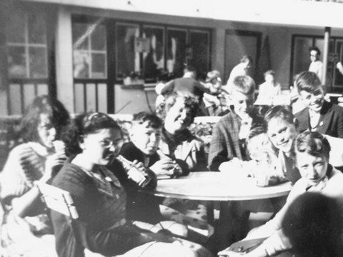 Time for a snack in Meli-Park, Whit 1955.