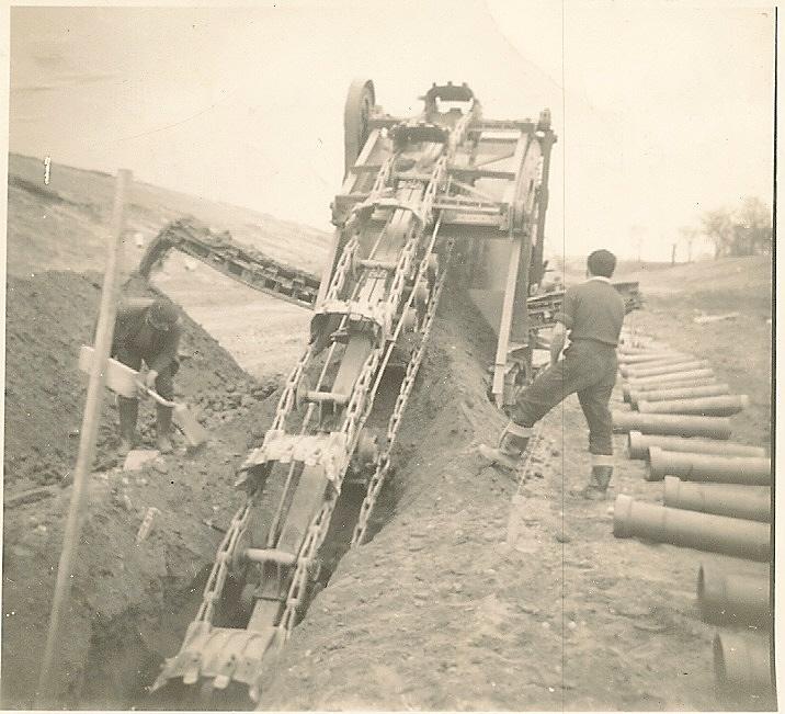Allen Trencher at work -Gathurst Fold 22-03-1962. Allen Trencher at work -Gathurst Fold 22-03-1962.