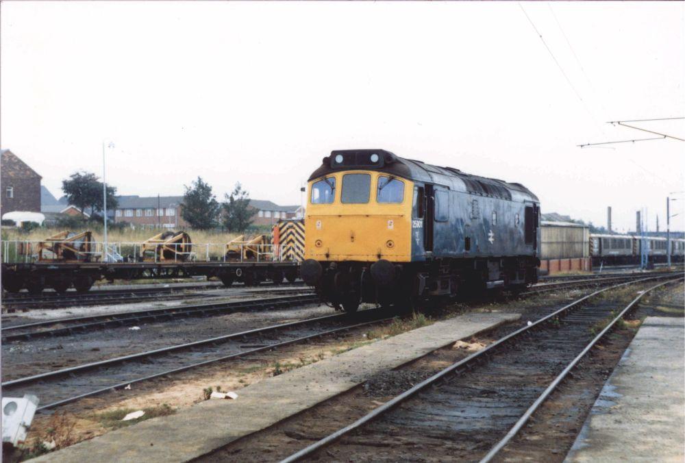 Class 25 arriving at Springs Branch