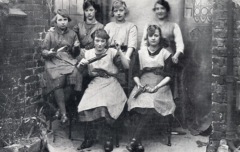 Mill Girls c.1900 Mill Girls c.1900