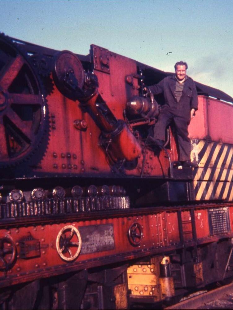 Steam crane driver Steam crane driver