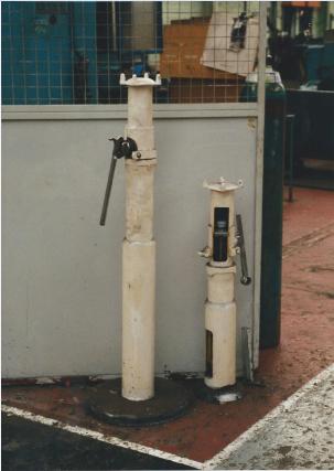 Two Hydraulic Legs Two Hydraulic Legs