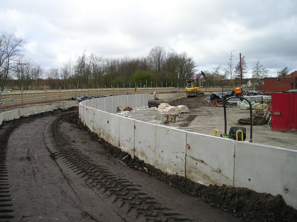 27-02-2008.-The river walkway takes shape. 27-02-2008.-The river walkway takes shape.
