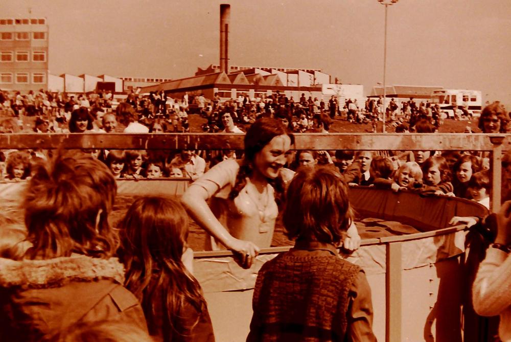 Courtaulds Its a knockout at Glenburn 1970's