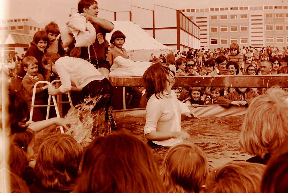 Courtaulds its a knockout Glenburn 1970's Courtaulds its a knockout Glenburn 1970's