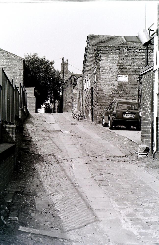 Alleyway looking up to Millgate from Station Road, 1988.