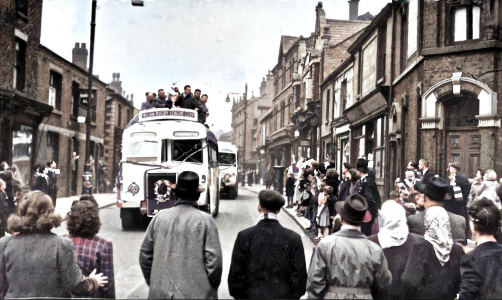 Scholes 1951 as the Wigan coach & players parade the cup.