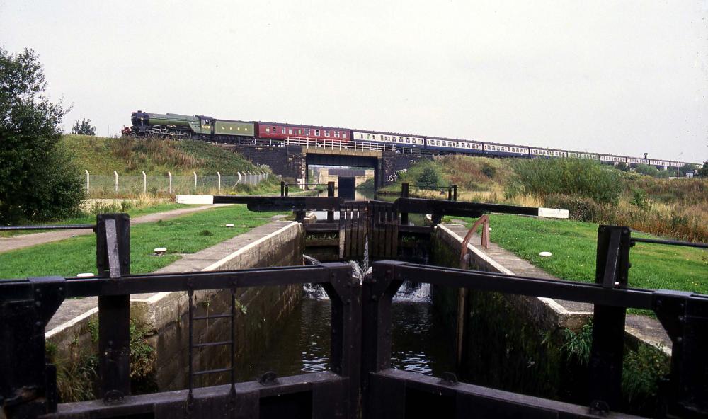 Leeds Liverpool canal, Westwood locks,20 September 1987 Leeds Liverpool canal, Westwood locks,20 September 1987