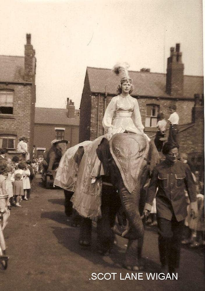 SCOT LANE. NEWTOWN. CIRCUS 1950's/60's SCOT LANE. NEWTOWN. CIRCUS 1950's/60's