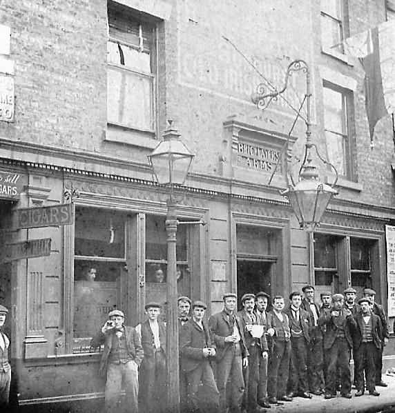 Bricklayers Arms, Hallgate