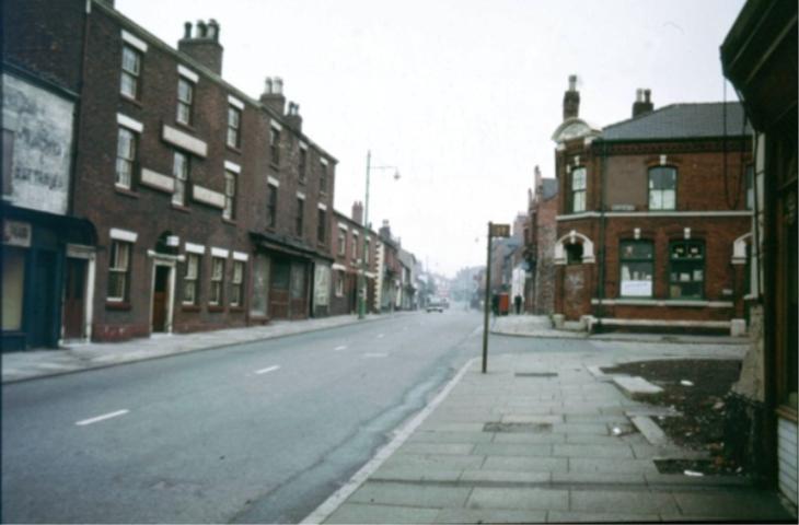 Wellington St. on right, Fleece Hotel on left, 1960s.