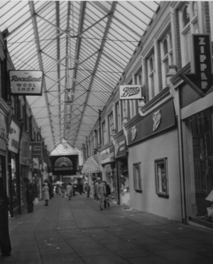 MAKINSONS ARCADE 1974