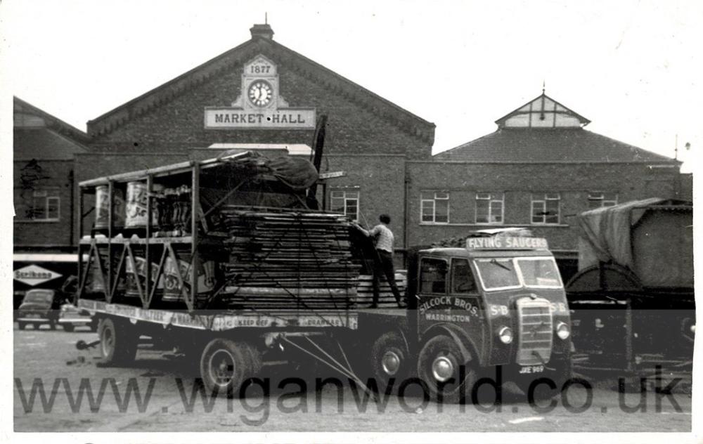 FLYING SAUCERS BEING UNLOADED 1961