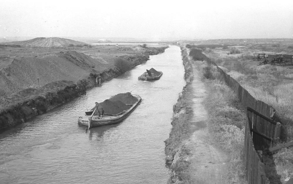 Coal barges from Bickershaw to Westwood Power Station from Bamfurlong railway bridge, 1964. Coal barges from Bickershaw to Westwood Power Station from Bamfurlong railway bridge, 1964.
