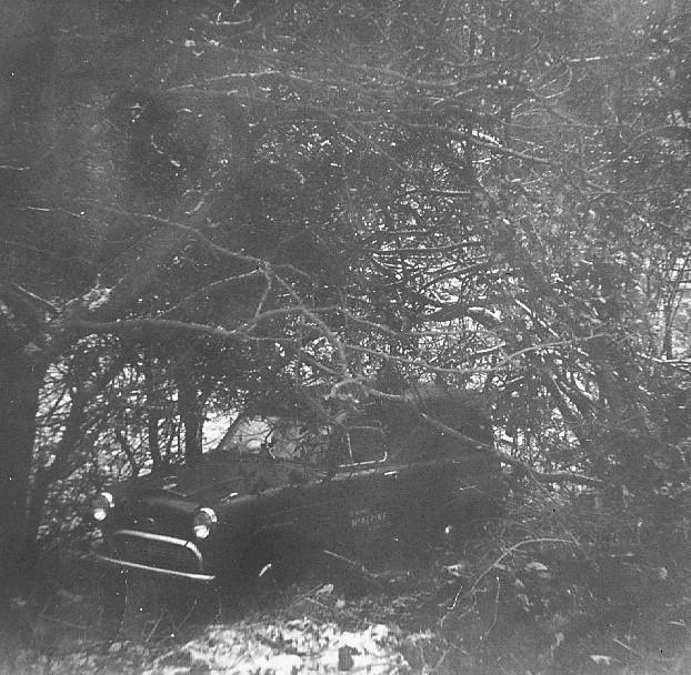 26-02-1962- Austin Van of A. McAlpine comes to grief. 26-02-1962- Austin Van of A. McAlpine comes to grief.
