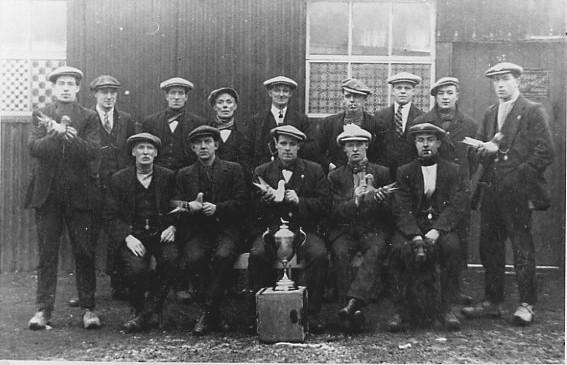 Pigeon racers outside the Drum and Monkey, 1920s.