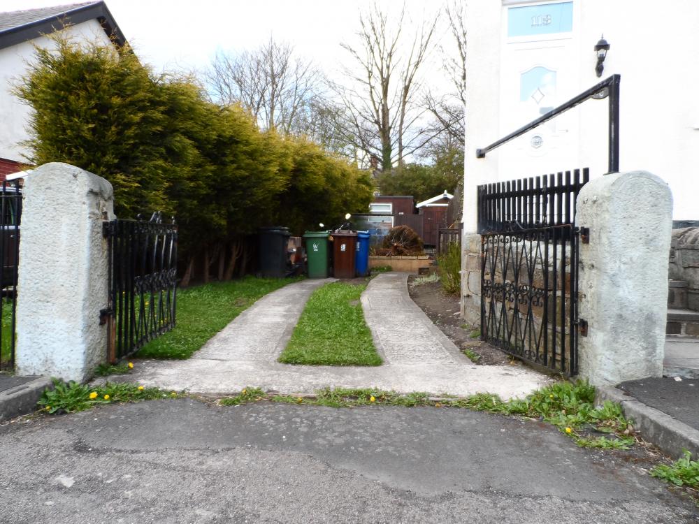 Gate posts to Thicknesse Hall