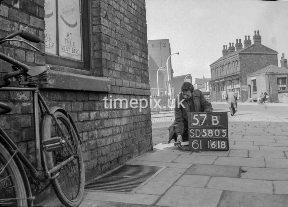 School St / Crompton St