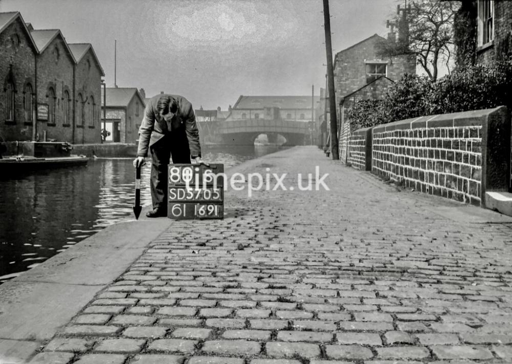 Canalside houses, off Pottery Road