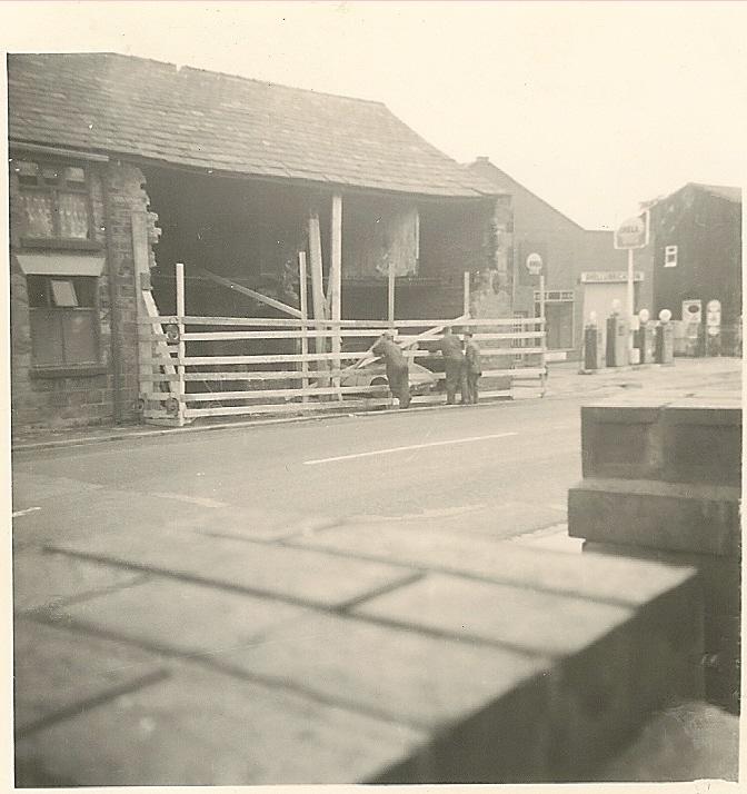 08-09-1962. Fencing surrounds the damaged Horseshoe Pub smithy.