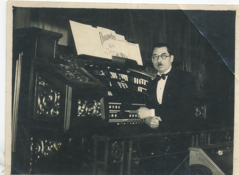 UNKNOWN CINEMA ORGANIST 1920's?