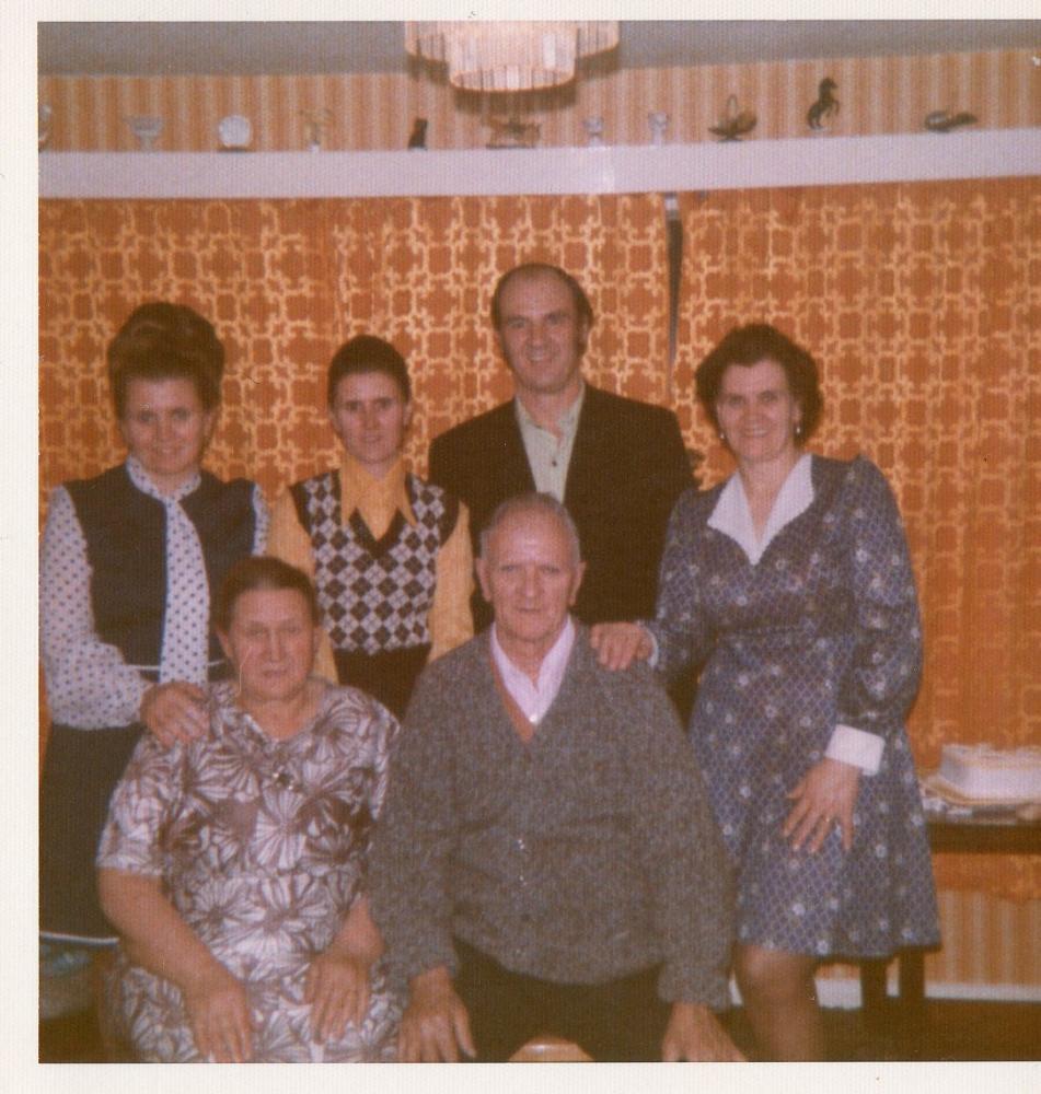 (left to right) Mary Goodman, Maggie Salter, Hilda Faulkner, James Salter, James Salter (Jnr), Lily Roberts