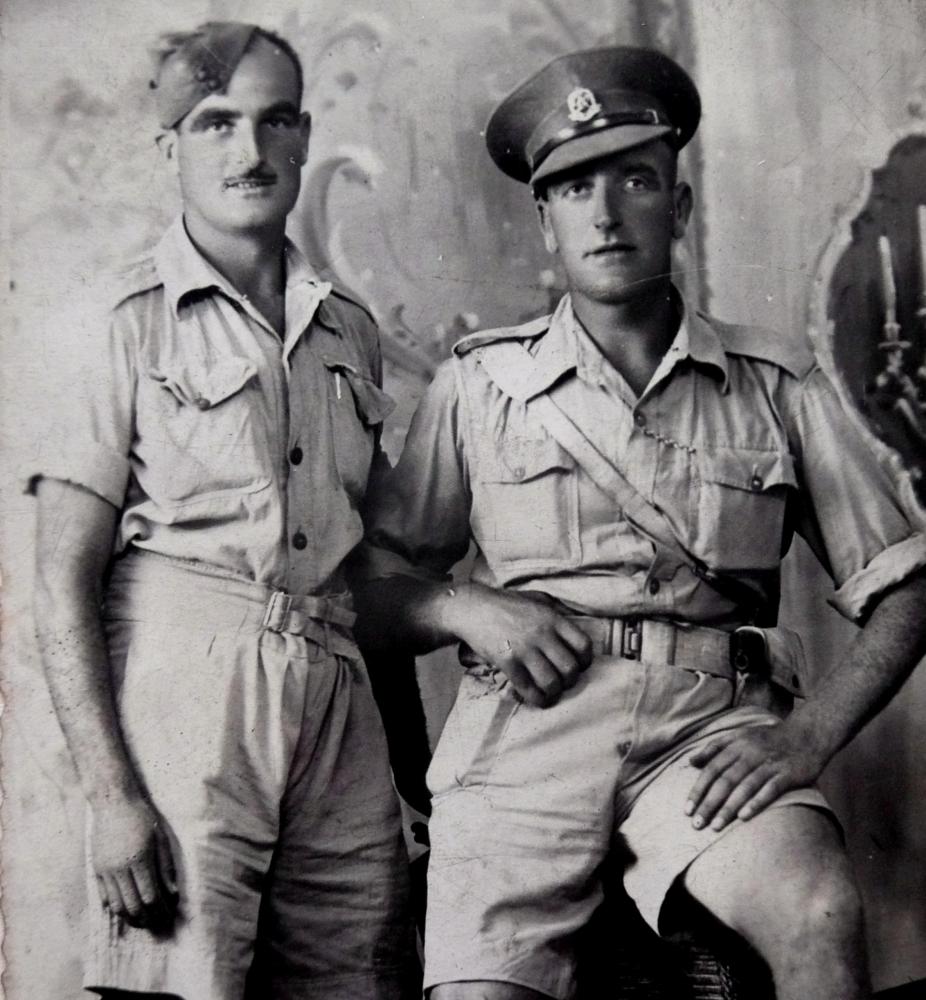 Chance meeting of brothers in wartime..Sicily 1943. Chance meeting of brothers in wartime..Sicily 1943.