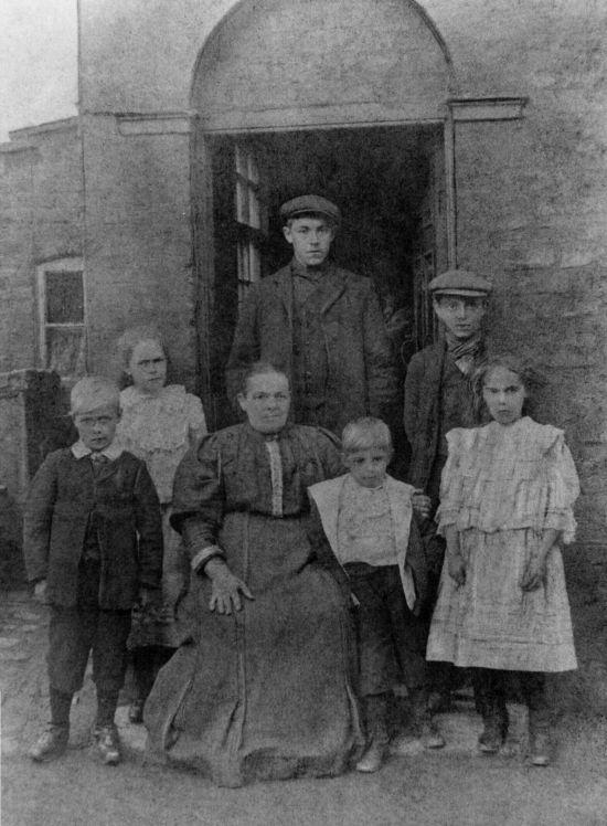 Bell family, c1907.