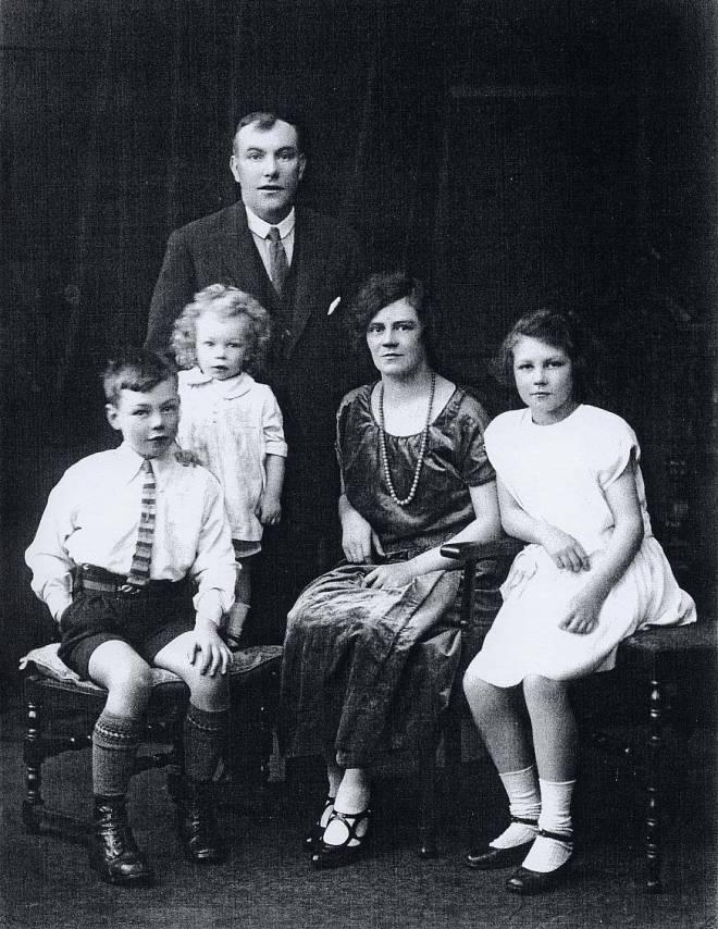 Peter Fairhurst and family, 1924. Peter Fairhurst and family, 1924.