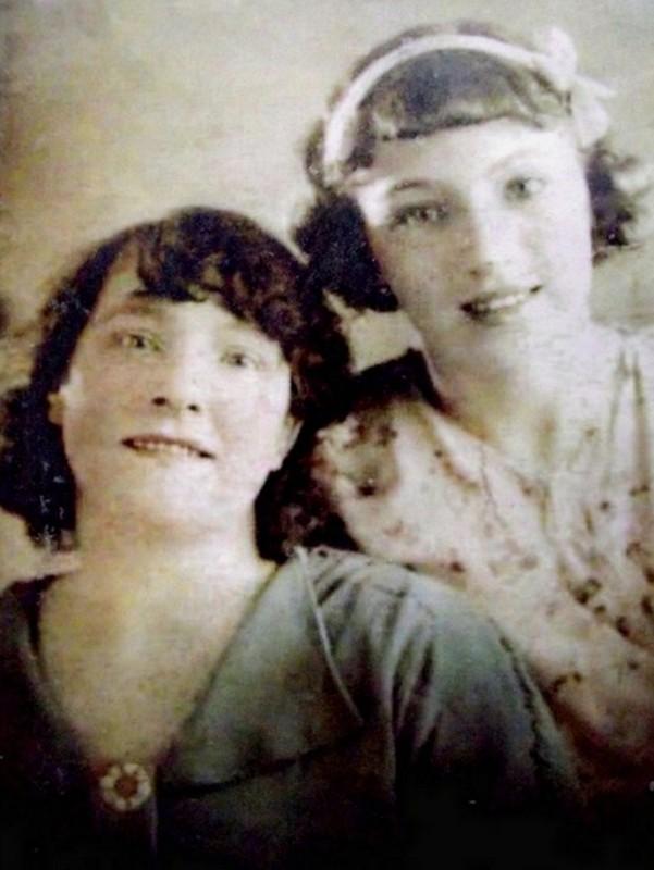 Catherine Simpson (left) with her daughter Veronica Scott, nee Simpson