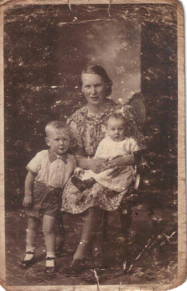 Annie Finch (nee Bradshaw) & sons