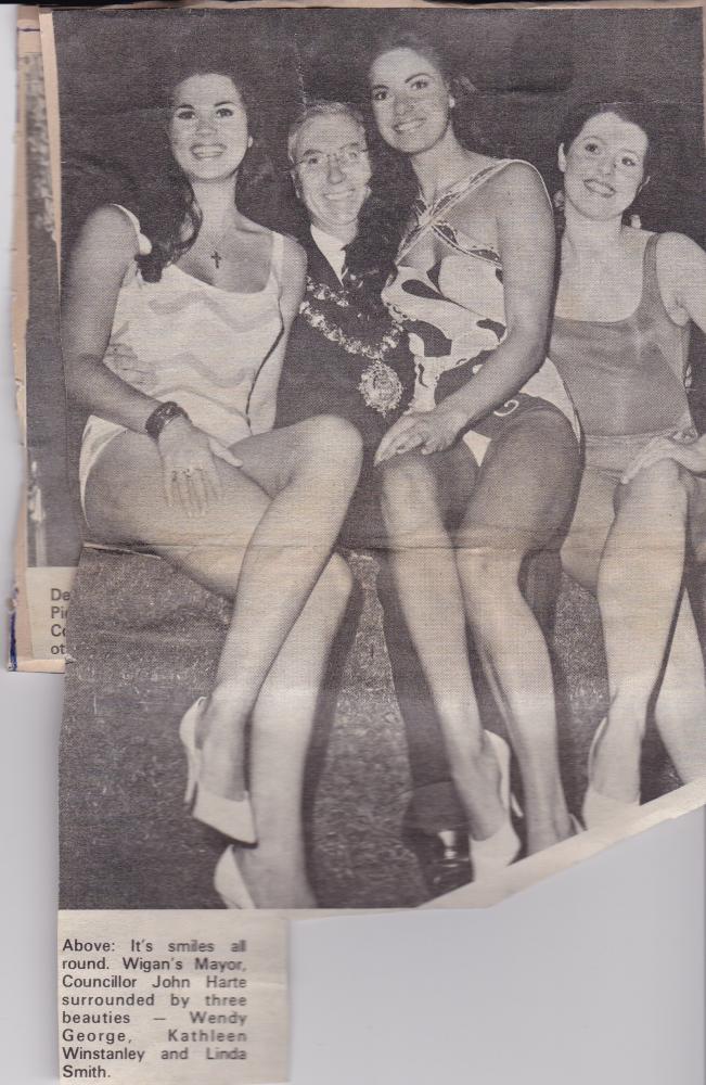 The Mayor, with three beautiful girls. The Mayor, with three beautiful girls.