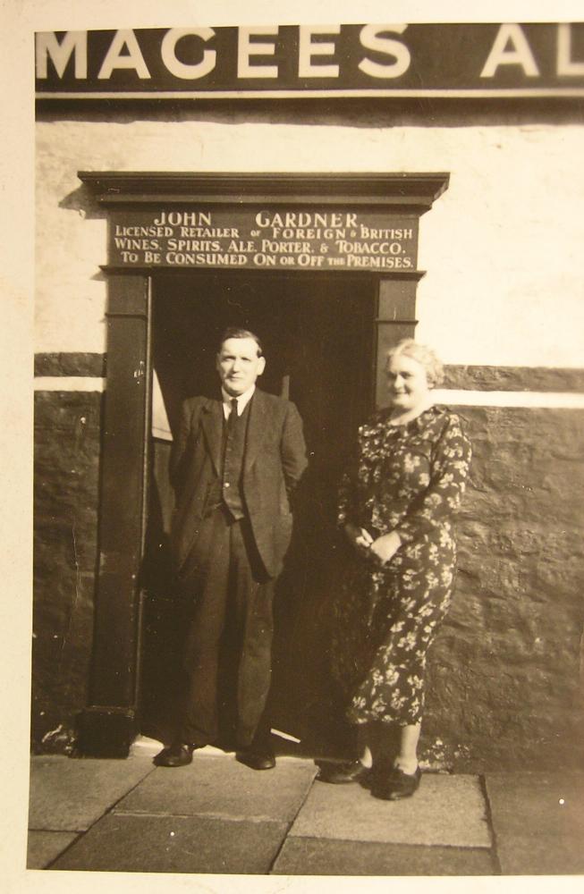 Fox Inn, Roby Mill, licencees c1940