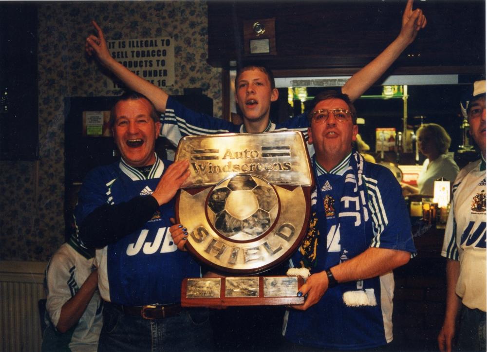 Auto Windshield Trophy in Supporters Club 1999 Auto Windshield Trophy in Supporters Club 1999