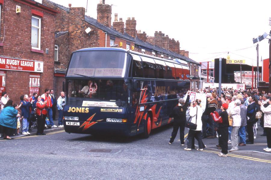 Wigan RL team coach leaving Central Park for Wembley, 27 April 1995.