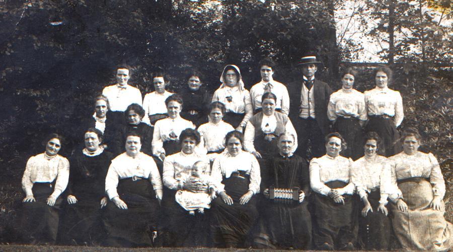 Wagonette trip from Wigan, c1912. Wagonette trip from Wigan, c1912.