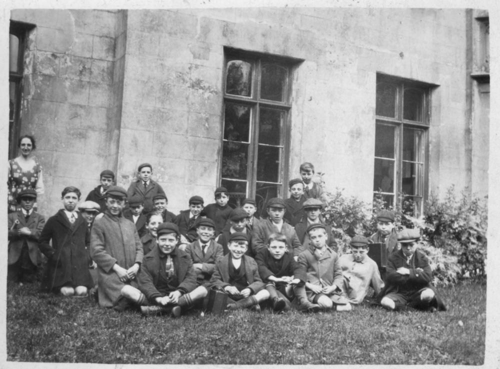 Anyone know this school circa 1919 or location or children, pos Woodfield OLD school.