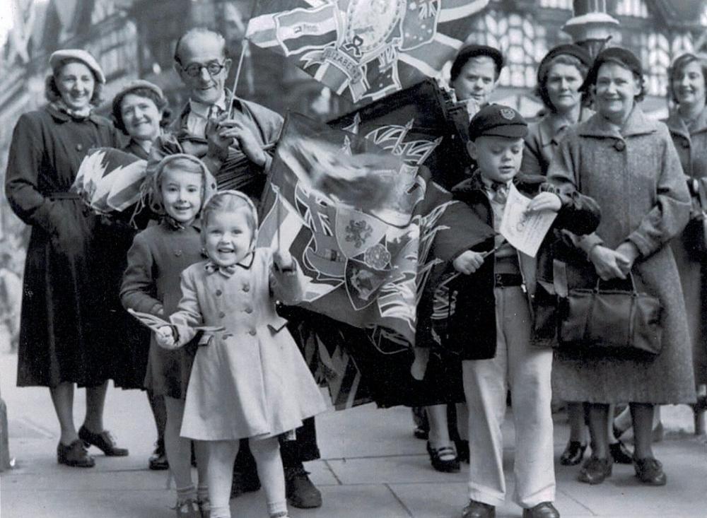 Awaiting the Queen 1954 1 Awaiting the Queen 1954 1
